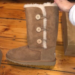 UGG Chestnut Bailey Button Triplet - Long version